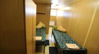 Гостевой дом Юганка Нефтеюганск Односпальная кровать в общей спальне для мужчин с общей ванной комнатой-4