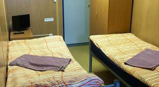 Гостевой дом Юганка Нефтеюганск Односпальная кровать в общей спальне для мужчин с общей ванной комнатой-2