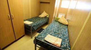 Гостевой дом Юганка Нефтеюганск Односпальная кровать в общей спальне для мужчин с общей ванной комнатой-1