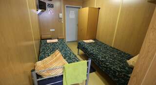 Гостевой дом Юганка Нефтеюганск Односпальная кровать в общей спальне для мужчин с общей ванной комнатой-5