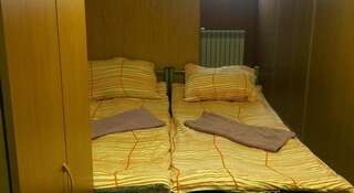 Гостевой дом Юганка Нефтеюганск Односпальная кровать в общей спальне для мужчин с общей ванной комнатой-3